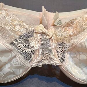 Victoria's Secret Lace Underwire Bra in Cream and Pink